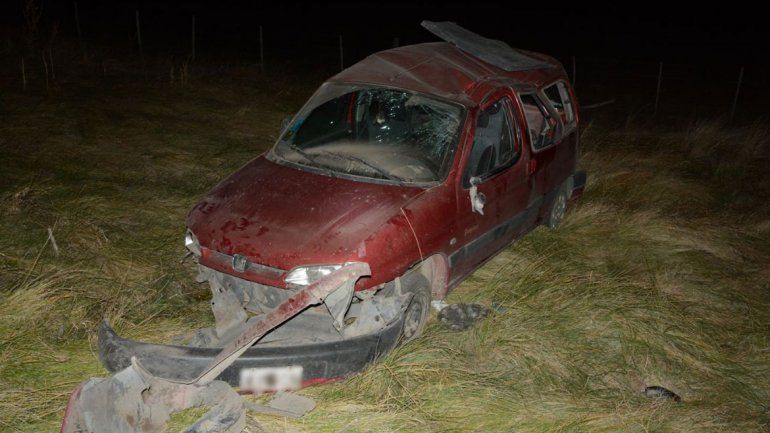 En una curva, mordieron la banquina y volcaron en la Ruta 40