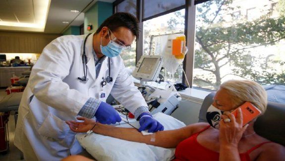 Estudian la aplicación de plasma hiperinmune en adultos mayores