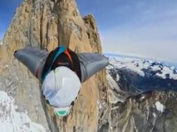 El video del salto BASE en el Fitz Roy muestra las paredes verticales del cerro y los glaciares de la Patagonia en un día de cielo despejado y brillante. El video del salto BASE en el Fitz Roy muestra las paredes verticales del cerro y los glaciares de la Patagonia en un día de cielo despejado y brillante.