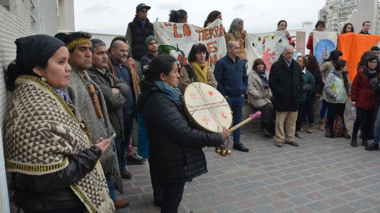 Conferencia afuera de la Legislatura por tierras de Chapelco