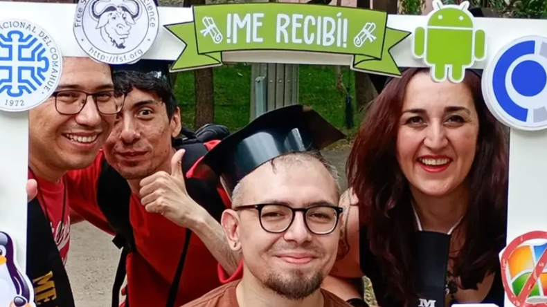 Damián Peralta se recibió de informático, gracias a las becas Gregorio Álvarez | LM Neuquen Damián Peralta se recibió de informático, gracias a las becas Gregorio Álvarez