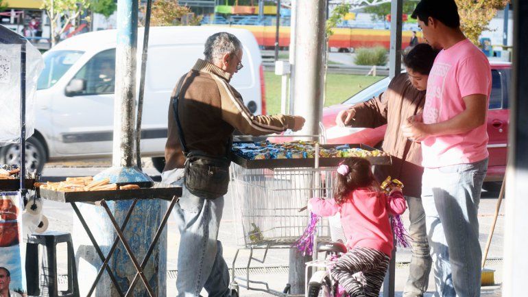 El Bajo de la ciudad es el lugar elegido por la venta ambulante. El Municipio dice que el tema está controlado