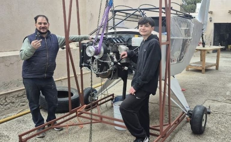 Comodoro Rivadavia, Chubut: Santiago Horcajo con su hijo y su avión. Comodoro Rivadavia, Chubut: Santiago Horcajo con su hijo y su avión.