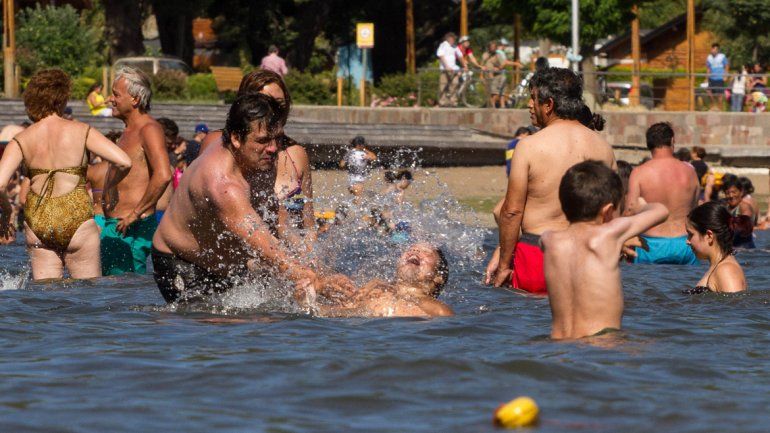El lago Lácar, el predilecto por los vecinos y turistas para pasar el calor. El lago Lácar, el predilecto por los vecinos y turistas para pasar el calor.