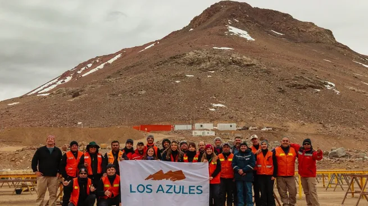 Estrategia Regulatoria y Financiera: La aprobación de la EIA y la inclusión en el RIGI aseguran 30 años de estabilidad fiscal, consolidando el cronograma que prevé el inicio de obras en 2026 y el primer cátodo de cobre en 2030. Estrategia Regulatoria y Financiera: La aprobación de la EIA y la inclusión en el RIGI aseguran 30 años de estabilidad fiscal, consolidando el cronograma que prevé el inicio de obras en 2026 y el primer cátodo de cobre en 2030.