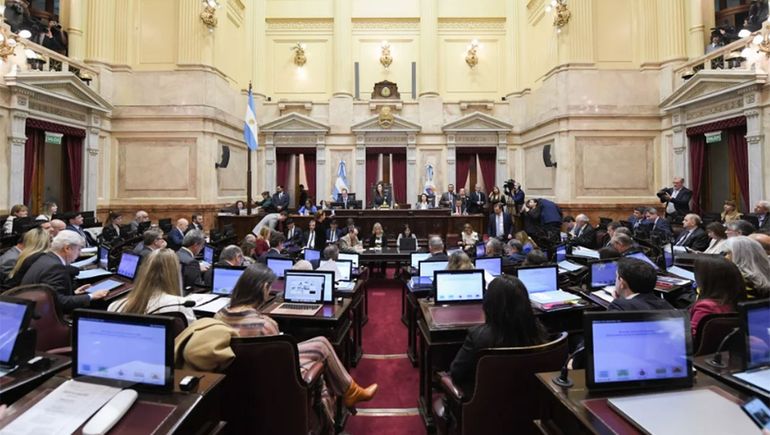 El Senado volvió a sesionar y se aumentaron el salario. El Senado volvió a sesionar y se aumentaron el salario.