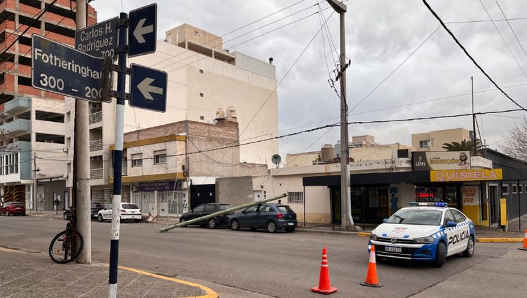 Poste en el piso: ¿se cayó solo o se lo llevaron puesto?