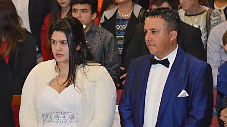 Perritos callejeros, chochos con el casamiento de Hernán y Laura