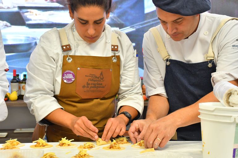 Los cocineros Maria Seleme y José Ortuño con las manos en la masa durante una de las clases en el auditorio