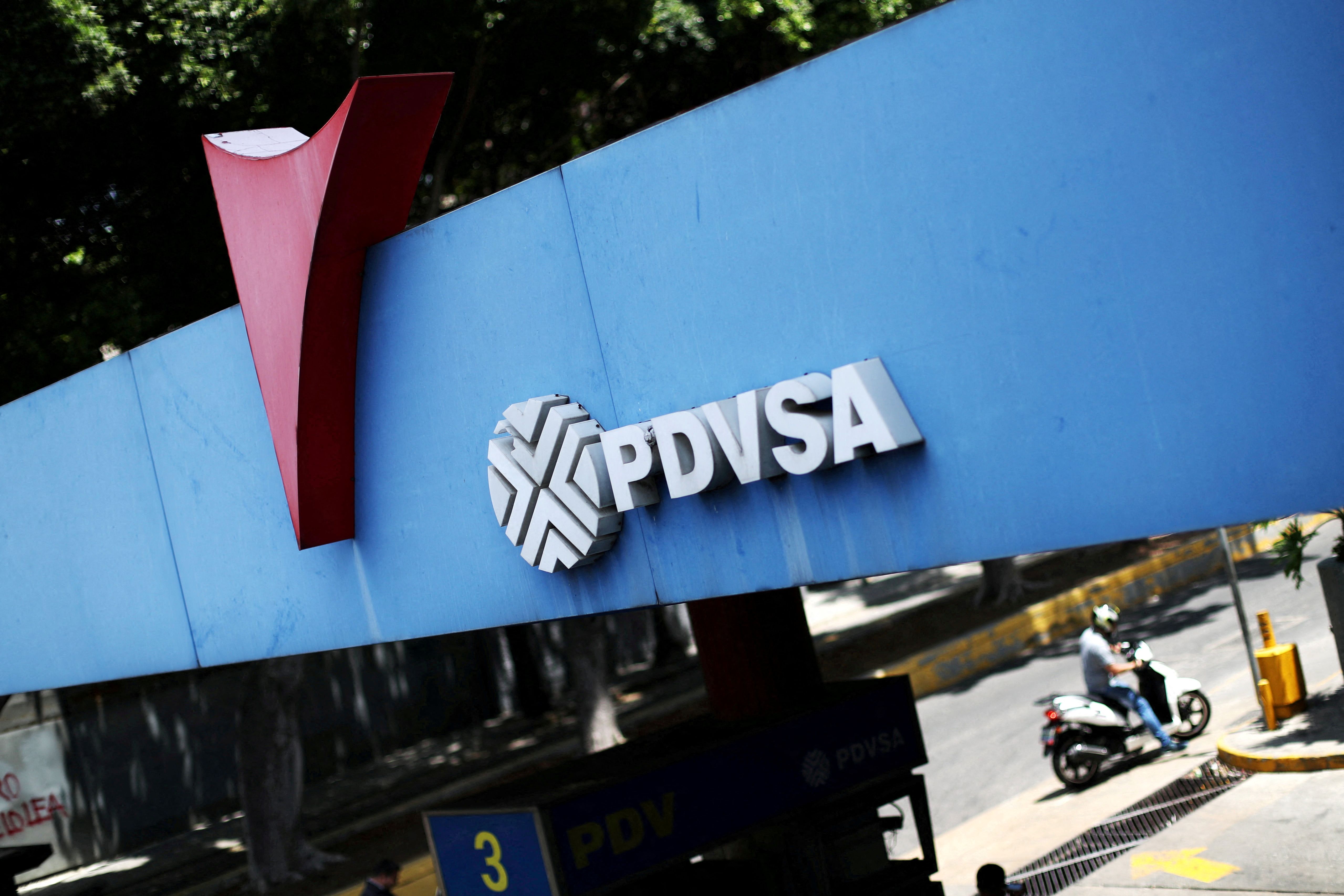 IMAGEN DE ARCHIVO. El logo de la estatal PDVSA se ve en una estación de servicio en Caracas, Venezuela. Mayo 17, 2019. REUTERS/Iván Alvarado