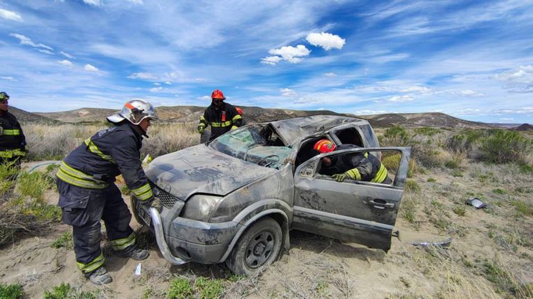 El espectacular accidente de la camioneta Ford Ecosport ocurrió a 63 kilómetros de Junín de los Andes. El espectacular accidente de la camioneta Ford Ecosport ocurrió a 63 kilómetros de Junín de los Andes.