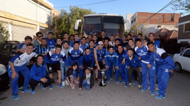 Piquete petrolero. El micro y todo el plantel cortaron la calle para la foto.