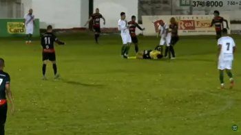 video: criminal patada de un futbolista a un arbitro en el ascenso de brasil
