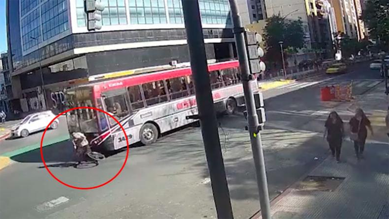 El tremendo momento en el que un colectivo pasó por encima a un ciclista