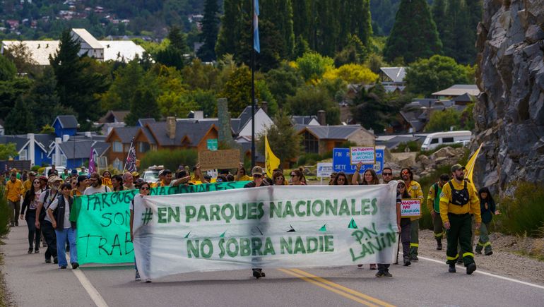 Los trabajadores del Parque Nacional Lanín se movilizaron contra los despidos. Los trabajadores del Parque Nacional Lanín se movilizaron contra los despidos.