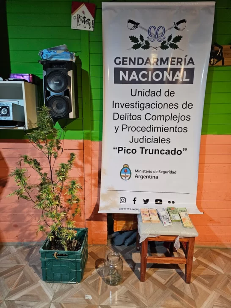 Parte de lo secuestrado en los allanamientos a las viviendas de Puerto Deseado. Parte de lo secuestrado en los allanamientos a las viviendas de Puerto Deseado.