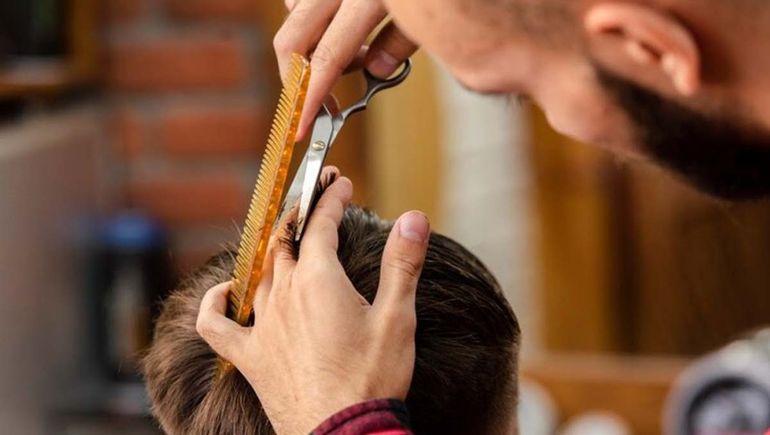 Estudiantes cortarán el pelo gratis en un barrio de Cipolletti