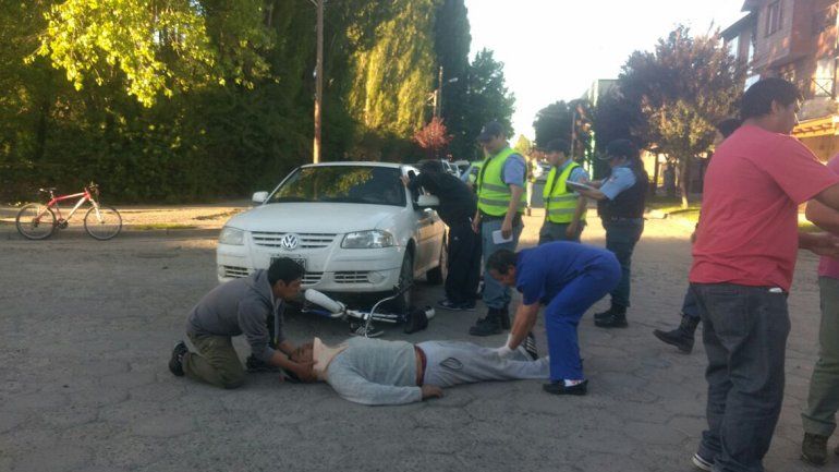 Un ciclista resultó herido tras ser atropellado por un auto