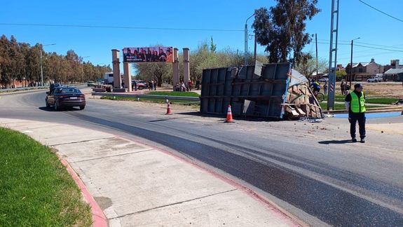 Dónde fueron a parar las manzanas rojas de un camión que volcó en Ruta 22