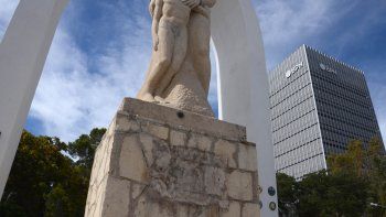 Roban las placas de broce de los monumentos (4).JPG