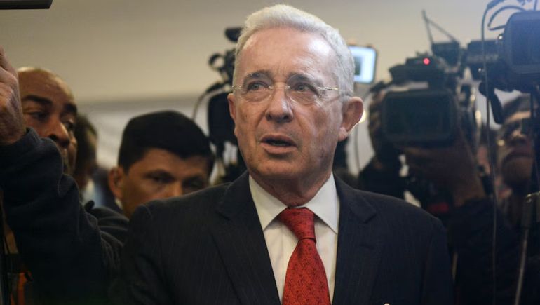 Colombia: el expresidente Uribe, acorralado por la Justicia en un fallo que sacude al poder