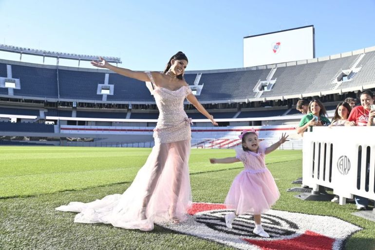 Barby Franco y su hija Sarah Burlando, con el rosa como predominante en sus looks.  Barby Franco y su hija Sarah Burlando, con el rosa como predominante en sus looks.