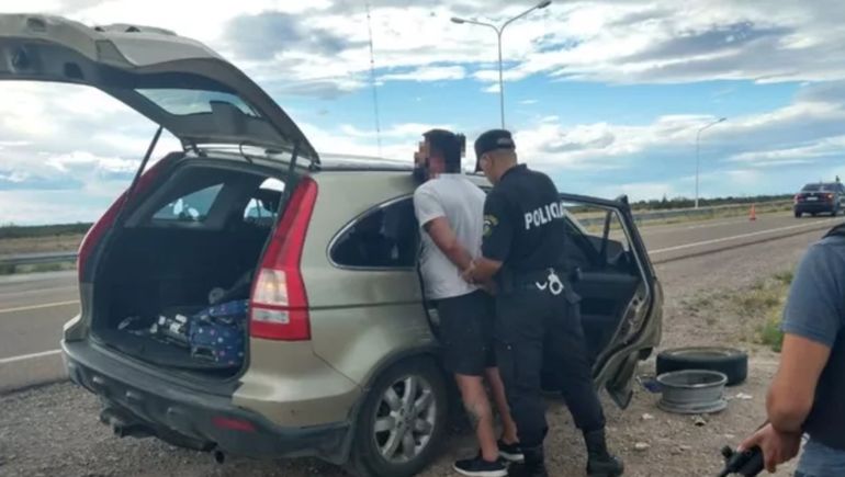 Manejaba drogado y le encontraron un cargamento de viagra en el baúl