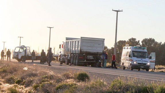 Falleció tras impactar con un camión que frenó de golpe