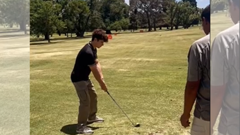Franco Colapinto se mostró jugando al golf durante sus vacaciones. Franco Colapinto se mostró jugando al golf durante sus vacaciones.