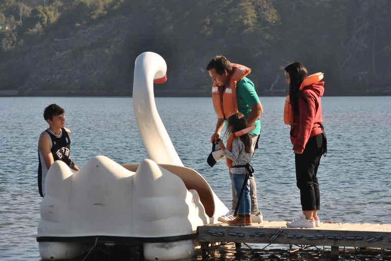 Los barquitos de cisnes a pedal ya son una atracción en el lago Aluminé