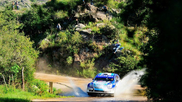 Cancio dominando su Chevrolet Agile en las sierras de Córdoba