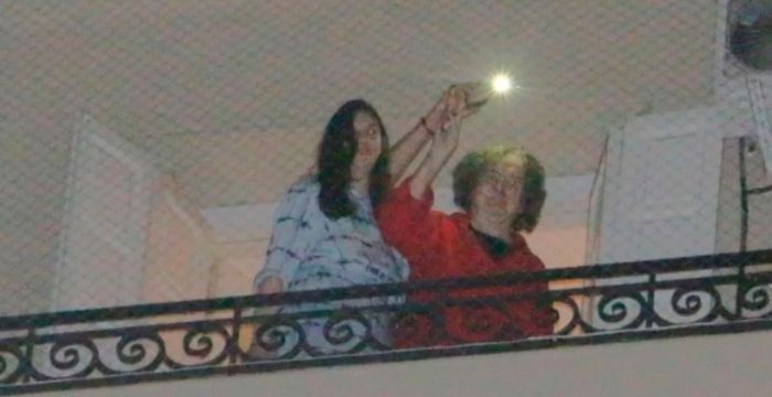 Charly salió al balcón junto a su novia para celebrar su cumpleaños 69 años con sus fans.