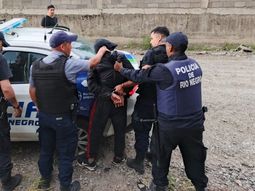 atraparon a uno de los profugos de la comisaria de bariloche y a otro lo entrego la madre atraparon a uno de los profugos de la comisaria de bariloche y a otro lo entrego la madre