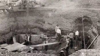 Un grupo de obreros, durante los primeros trabajos para construir el Dique Ballester (Foto: Revista Más Neuquén)