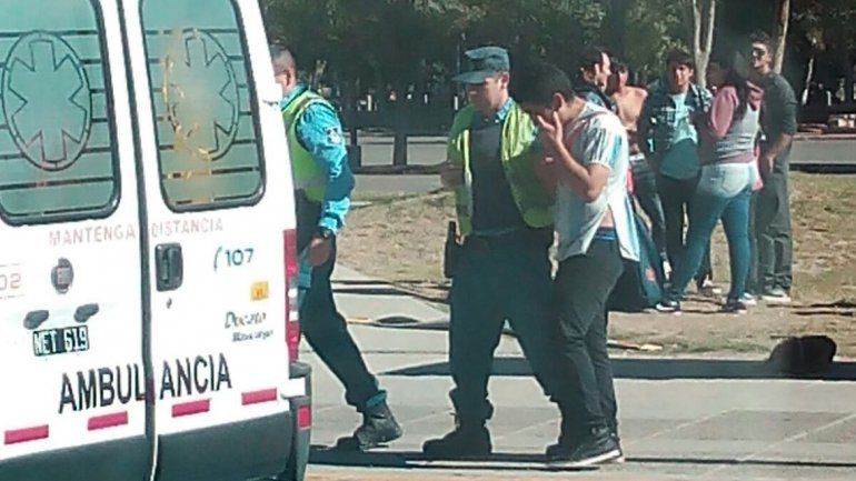 Salieron del boliche y se agarraron a las piñas en el Parque Central