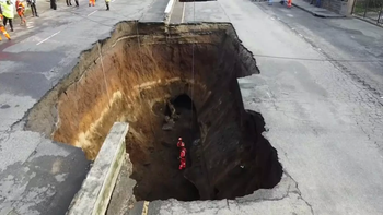 un agujero gigante se trago un auto y dos mujeres estan desaparecidas un agujero gigante se trago un auto y dos mujeres estan desaparecidas
