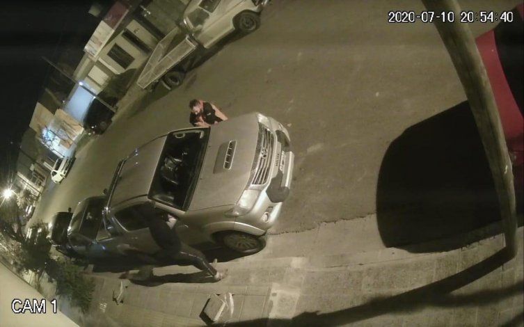 Estacionó delante de su casa y le robaron los espejos retrovisores