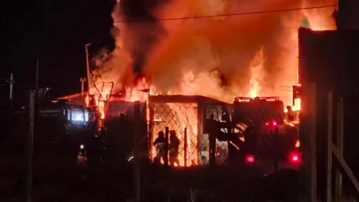 Las llamas en el barrio San Benito, en la periferia de Río Gallegos: la adolescente y su padre rescataron al dueño de casa antes de que llegaran los bomberos, y lo llevaron hasta el hospital.