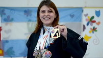 vendieron tortas y pollos para un viaje impensado: quien es la joven neuquina que triunfo en el mundial de kenpo