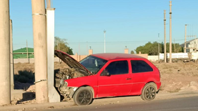 Un misterioso accidente de tránsito sorprendió a los vecinos de Parque Industrial sobre las 7 de la mañana: el choque de un auto contra un pilar de luz. | LM Neuquen Un misterioso accidente de tránsito sorprendió a los vecinos de Parque Industrial sobre las 7 de la mañana: el choque de un auto contra un pilar de luz.