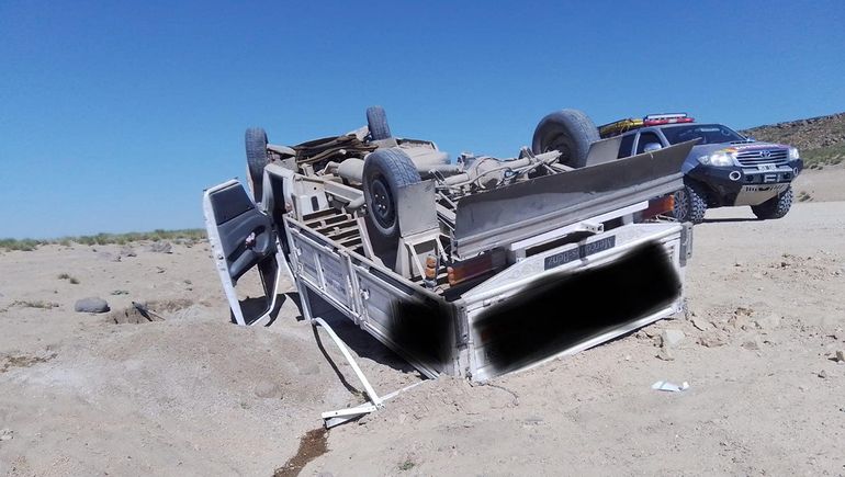 Por esquivar un caballo, volcó con su camión en la Ruta 13