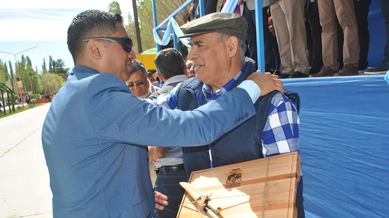 Un reconocimiento histórico: un municipio neuquino otorgó un bono de 300 mil pesos a sus empleados | LM Neuquen Un reconocimiento histórico: un municipio neuquino otorgó un bono de 300 mil pesos a sus empleados