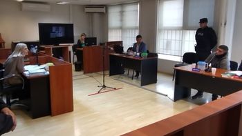 La audiencia judicial de este viernes en Puerto Madryn: dictaron la preventiva por seis meses para el acusado (derecha), que se expone a cadena perpetua. 