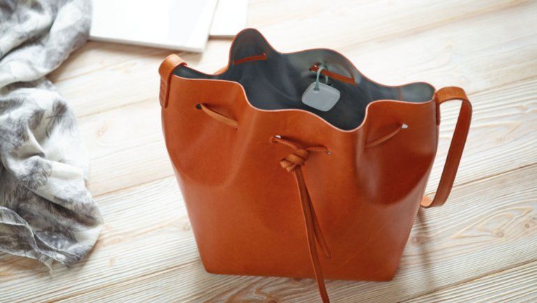 TikTok: mujer descubrió que tenía un dispositivo de rastreo en su bolso. | Foto referencial.