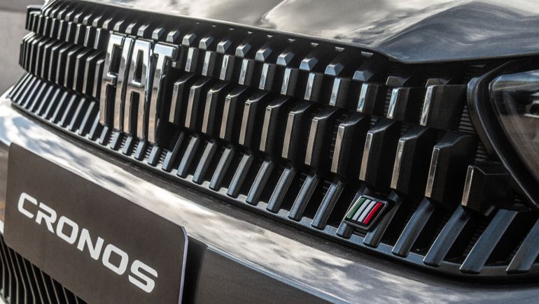 En el último rediseño, Fiat Cronos recibió cambios en la parrilla. Foto: Stellantis En el último rediseño, Fiat Cronos recibió cambios en la parrilla. Foto: Stellantis