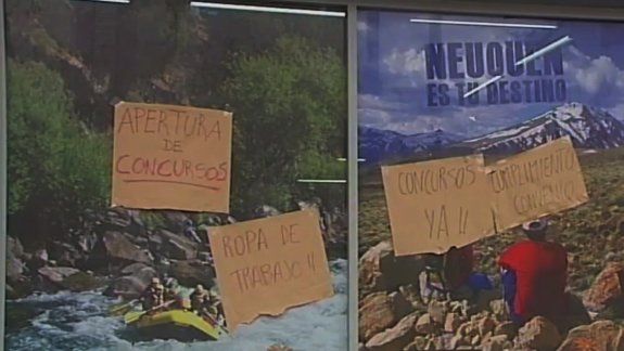 Empleados de la Subsecretaría de Turismo reclaman con un paro