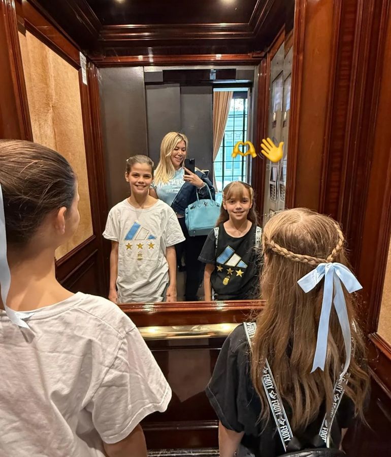 Wanda Nara y sus hijas el 25 de mayo Wanda Nara y sus hijas el 25 de mayo