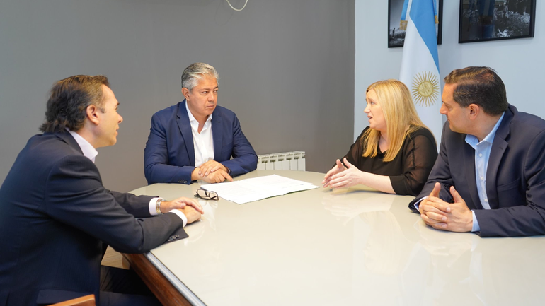 El gobernador Rolando Figueroa ya recibió el anteproyecto sobre microtráfico y mañana será remitido a la Legislatura. El gobernador Rolando Figueroa ya recibió el anteproyecto sobre microtráfico y mañana será remitido a la Legislatura.