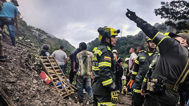 Al menos 33 muertos en un autobús sepultado por un alud en Colombia