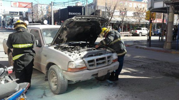 Susto por el incendio de una camioneta en pleno centro